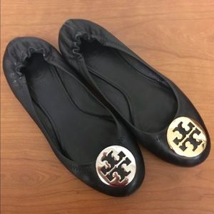 ONE OF A KIND Tory Burch Mismatched ballet flats